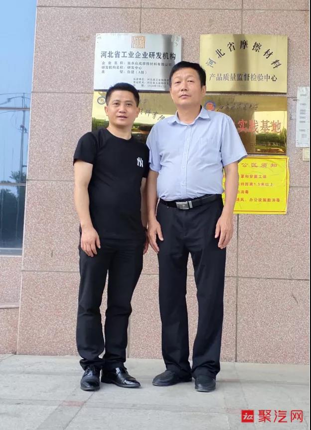 聚汽网创始人付小军（左）和众成董事长王敬善（右）