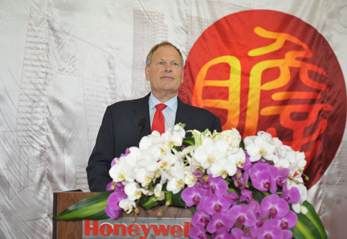 与艾宝俊副市长亲切携手启动霍尼韦尔科技体验中心