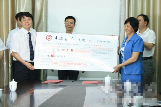 向母校捐赠100万元人民币  