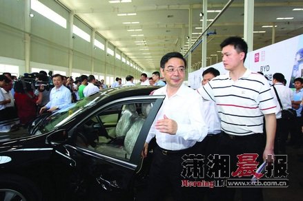 比亚迪6B长沙下线 新车搭载车载机器人