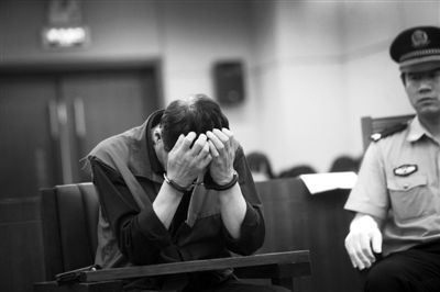 去年5月25日，石景山法院开庭审理三名醉驾司机并当庭宣判。被告人刘某双手捂面。新京报记者 王贵彬 摄