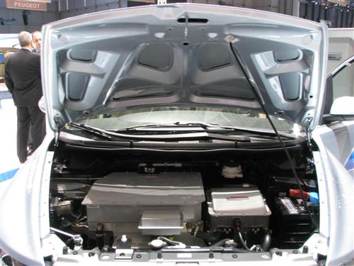 比亚迪高管：电动车起火案或为电池液体泄漏酿成