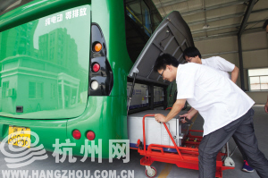 杭州首批5辆纯电动公交车：下周17路开跑