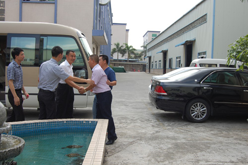 总经理亲自迎接镇领导并握手