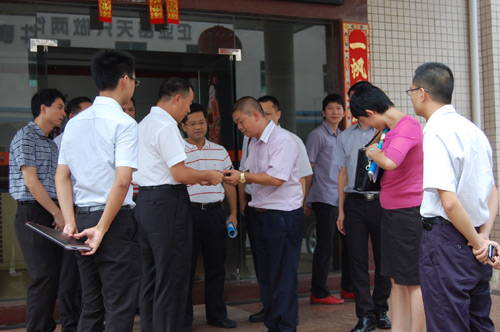 总经理与镇领导交换名片