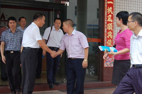 箭冠总经理乡镇领导汇报企业情况