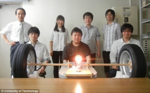 科学家将电流穿过混凝土道路对行驶汽车充电