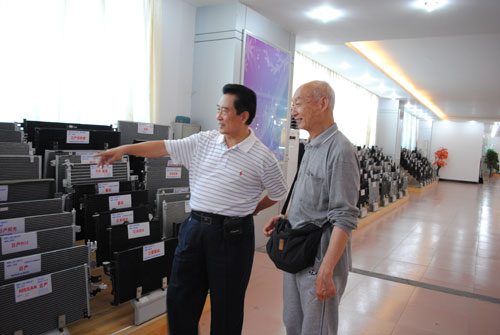参观宝马利2000多品种的产品展示间