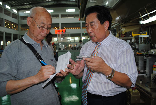百奇一行参观宝马利现代化车间生产线